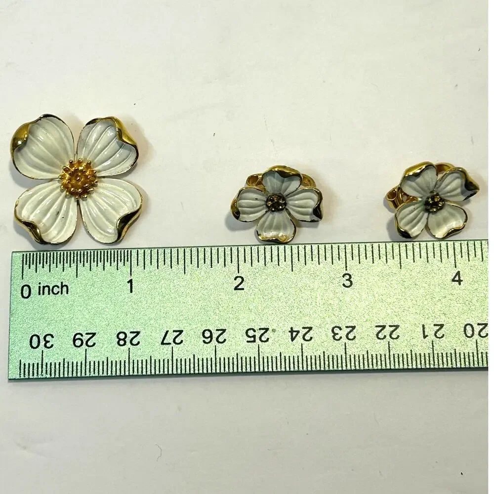 CROWN TRIFARI Vintage‎ Dogwood Flower Enameled Brooch Clip-on Earring Set MCM
